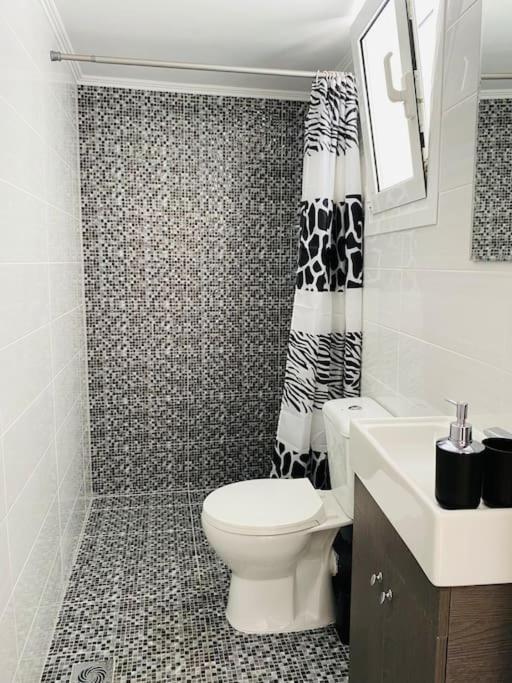 Appartamento Modern 2Br Near Centre -5Min Wlk Patras Esterno foto