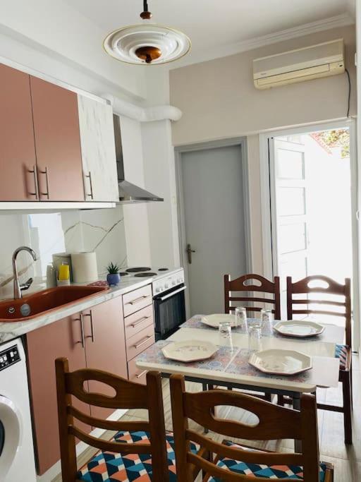 Appartamento Modern 2Br Near Centre -5Min Wlk Patras Esterno foto