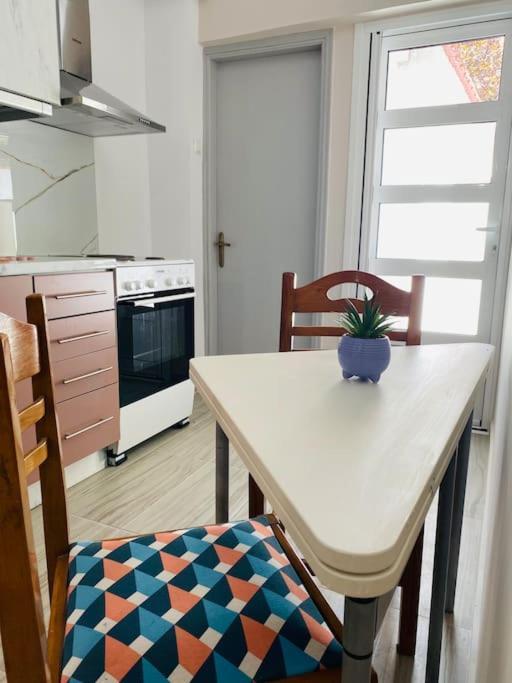 Appartamento Modern 2Br Near Centre -5Min Wlk Patras Esterno foto